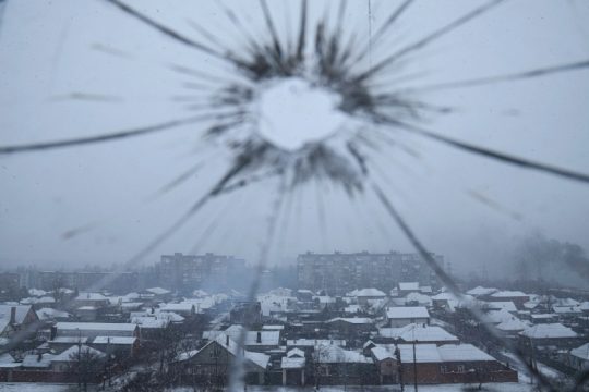Μπαράζ νέων επαφών στη σκιά του ρωσικού σφυροκοπήματος