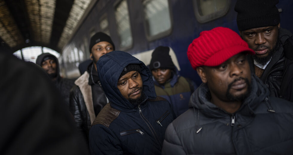 Εκτός δημοκρατίας