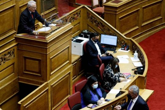 Κόντρα στη Βουλή για τη νυχτερινή (ν)τροπολογία φίμωσης του Τύπου