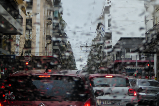 Επιμένει άστατα ο καιρός, με βροχές και χιόνια