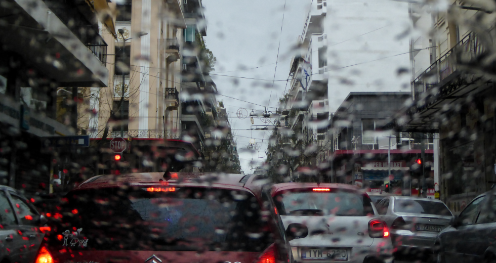 Επιμένει άστατα ο καιρός, με βροχές και χιόνια