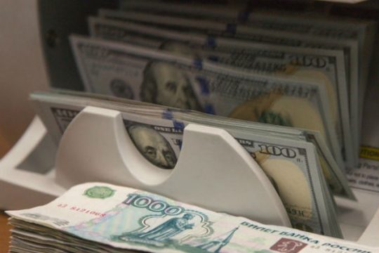 Κατρακυλάει το ρούβλι – Νέο ιστορικό χαμηλό