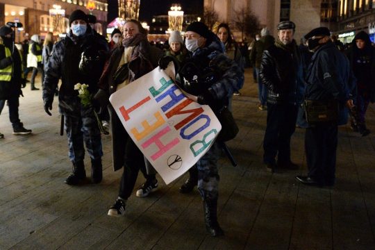 Σωρεία συλλήψεων και λογοκρισία στις ρωσικές αντιπολεμικές διαδηλώσεις