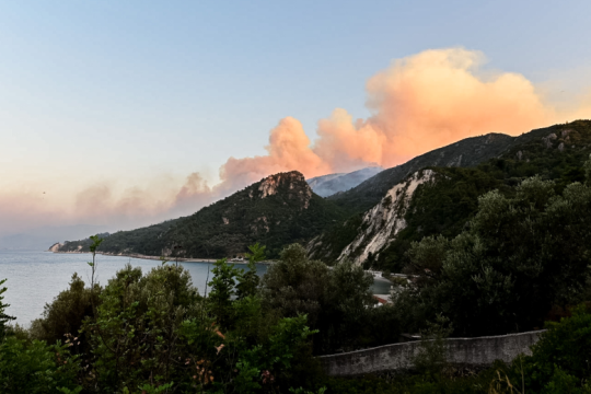 Δύσκολη νύχτα με τη φωτιά στη Σάμο