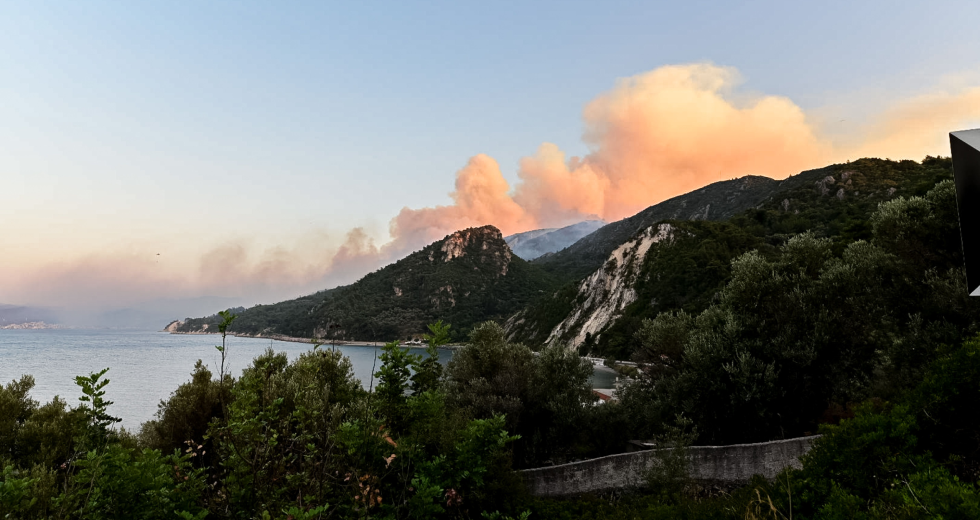Δύσκολη νύχτα με τη φωτιά στη Σάμο