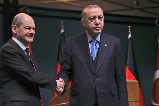 Δεν εγκαταλείπει τον ρόλο του ειρηνοποιού