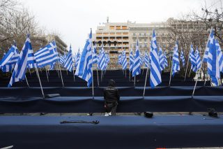 Οδηγία Βορίδη για τις αναρτώμενες σημαίες από άλλες εποχές