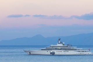 Ο ολιγάρχης και ο ταβερνιάρης…