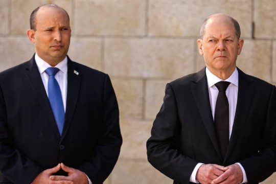 Στο Βερολίνο ο Μπένετ μετά τη συνάντηση με τον Πούτιν
