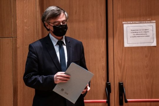 Αδειάζει τους κυβερνητικούς ο Τσιόδρας για την κατάργηση του πιστοποιητικού εμβολιασμού