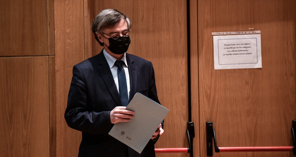 Αδειάζει τους κυβερνητικούς ο Τσιόδρας για την κατάργηση του πιστοποιητικού εμβολιασμού
