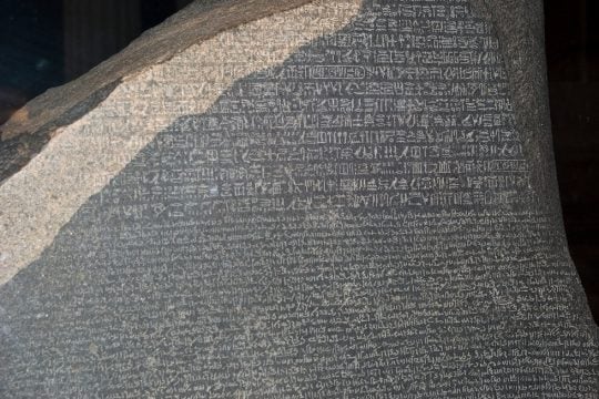 Η Στήλη της Ροζέτας και οι παντοτινές απάτες και λεηλασίες