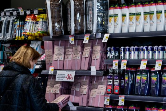 Επισιτιστική (αν)ασφάλεια: τα ράφια και οι τσέπες αδειάζουν, ενώ η κυβέρνηση… συσκέπτεται