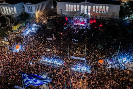 Αντιπολεμικό «ανθρώπινο ποτάμι» στα Προπύλαια σε μια μεγαλειώδη συναυλία