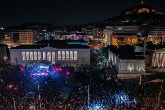 Οπλισαν… με νότες για την ειρήνη και τις άπονες εξουσίες