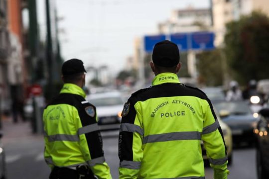 Υπό έλεγχο η φωτιά σε υπόγειο χώρο της τροχαίας Περιστερίου