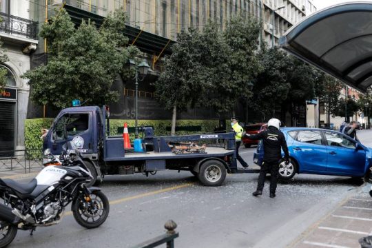 Αυτοκίνητο έπεσε πάνω σε στάση της Σταδίου