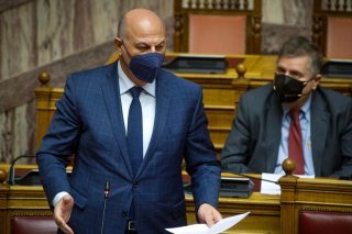Την έδρα του δικαστηρίου δείχνει ο Κώστας Τσιάρας