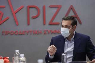 Στήνει μέτωπο κατά της κυβέρνησης