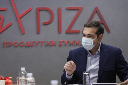 Στήνει μέτωπο κατά της κυβέρνησης