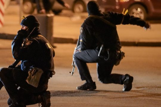 Αιματηρές συγκρούσεις, προσφυγική κρίση και διπλωματικό «παζάρι»