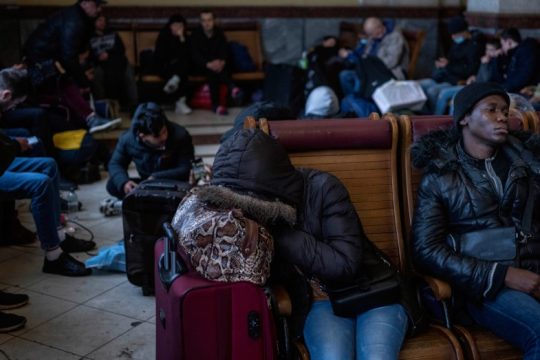 Ρατσιστικές και ξενοφοβικές συμπεριφορές στα σύνορα διαφυγής της Ουκρανίας