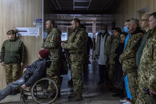 Διπλωματία σε… (αντι)φάσεις