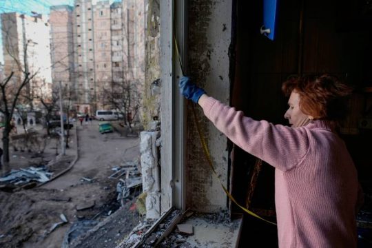 Προειδοποιήσεις για πυρηνικά, μάχες και διπλωματία σε θολό τοπίο