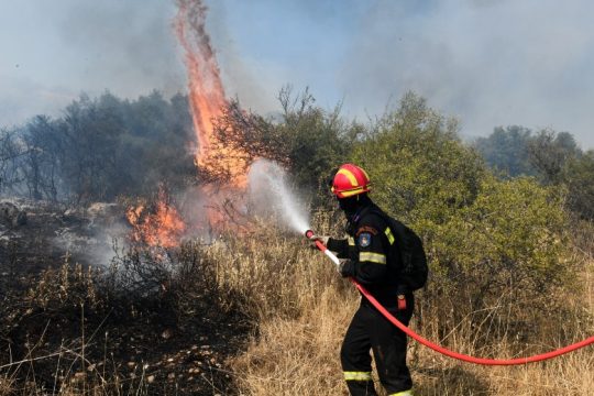 Μάχη με τις φλόγες για δεύτερη μέρα στη Σάμο
