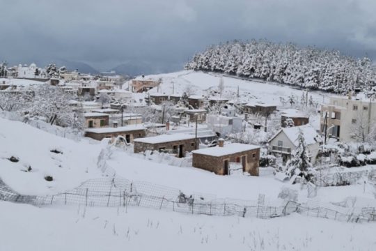 Συνεχίζονται οι χιονοπτώσεις στην Κρήτη – Κλειστά σχολεία στα ορεινά