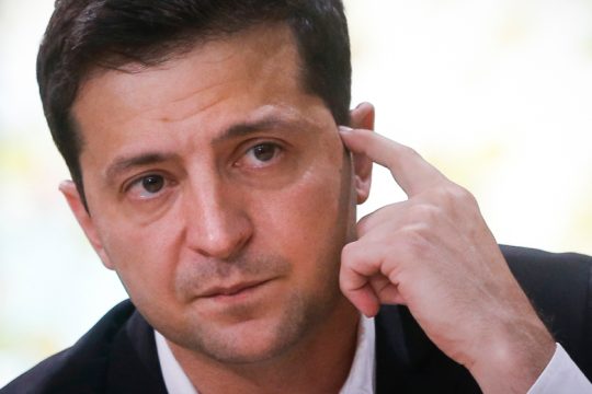 Ζελένσκι σε δραματικούς τόνους με αιχμές κατά της Δύσης και άνοιγμα σε Πούτιν