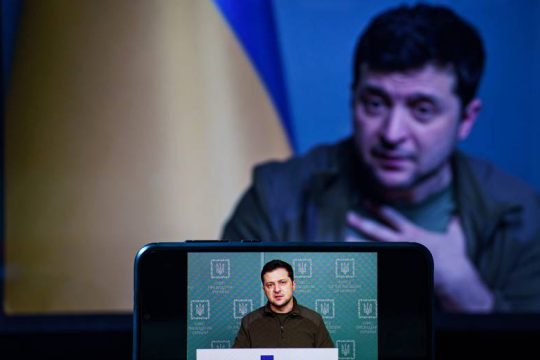 «Παράθυρο» για διπλωματική λύση ενώ αυξάνεται το σφυροκόπημα σε όλη την ουκρανική επικράτεια