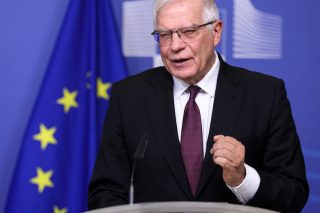 Οι Βρυξέλλες… πήραν τα όπλα τους