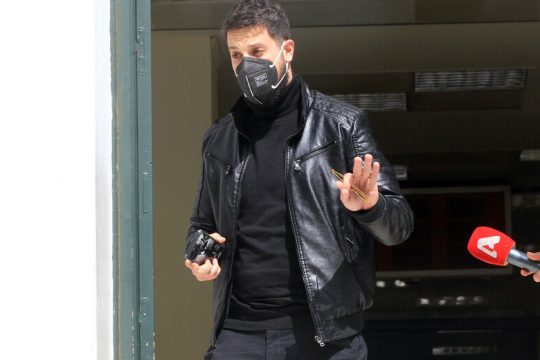 Bγάζει τον εαυτό του από το κάδρο των ευθυνών