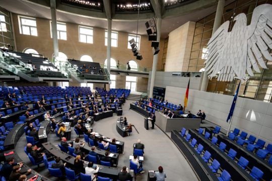 Σύννεφα στη Γερμανία μετά την έγκριση για αποστολή βαρέος οπλισμού στην Ουκρανία