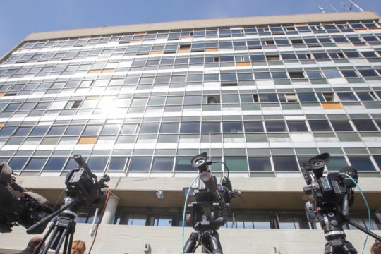 Στα κάγκελα οι κοσμήτορες ΕΚΠΑ και ΑΠΘ για τις συγχωνεύσεις των ξενόγλωσσων τμημάτων