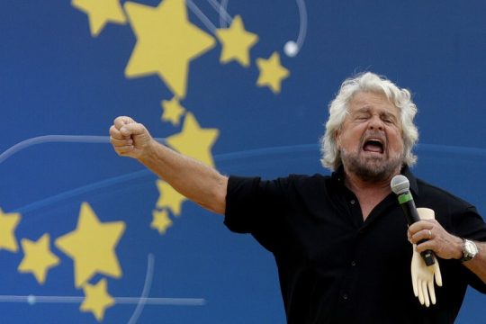 Ξανά στο προσκήνιο ο Μπέπε Γκρίλο, αλλά «με το αζημίωτο»