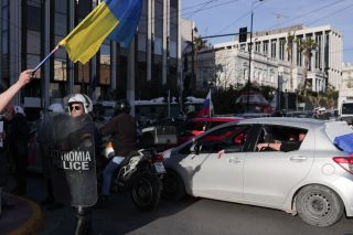 Χάος στην Αθήνα με τις ταυτόχρονες διαδηλώσεις Ουκρανών και Ρώσων