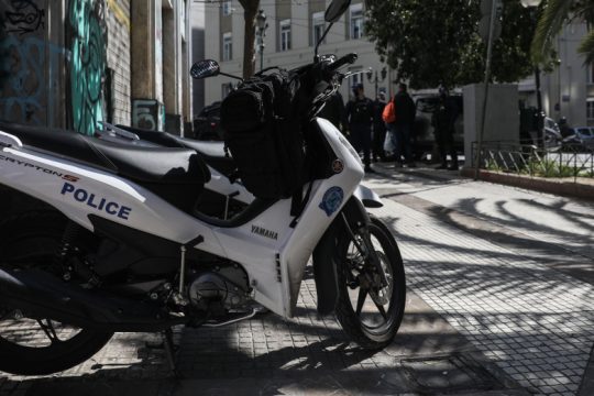 Ερευνες για την ισχυρή βόμβα που εντοπίστηκε στα Ιλίσια