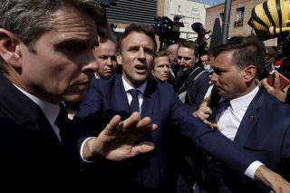Ντομάτες… για τον Μακρόν, ετοιμασίες για τον Μελανσόν