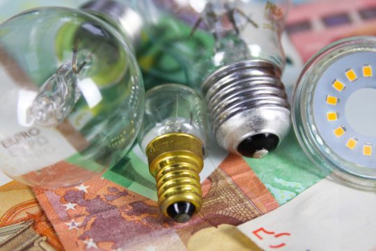 Διακομματικό αίτημα κλήσης της ΡΑΕ για τα υπερκέρδη από την ενεργειακή ακρίβεια