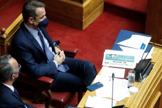 Βλέποντας τις κρίσεις να περνούν