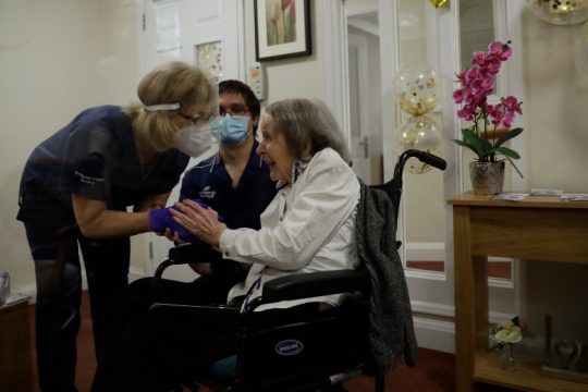 Βρετανία: Καταδίκη της κυβέρνησης για κακομεταχείριση ηλικιωμένων σε γηροκομεία στην πανδημία