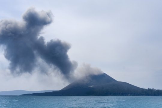 Εξερράγη το Ανάκ Κρακατόα, το σύννεφο τέφρας έφτασε τα 3 χλμ. ύψος