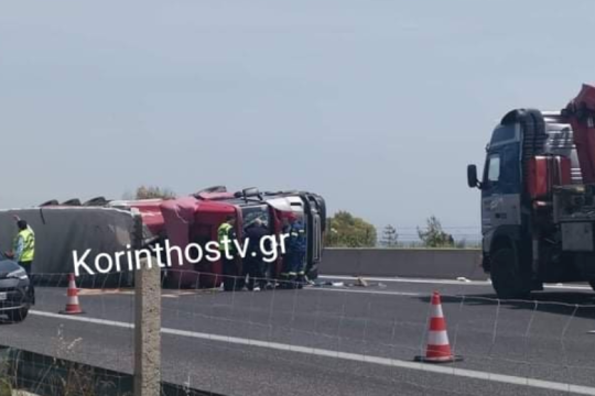 Ανατροπή νταλίκας στην Κινέτα και μποτιλιάρισμα στην Αθηνών – Κορίνθου