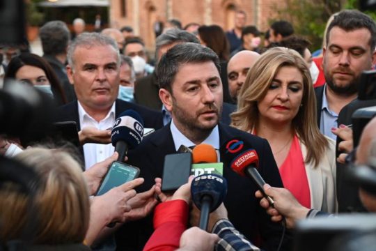Άμεσα πλαφόν στη λιανική τιμή του ρεύματος ζητά ο Ανδρουλάκης
