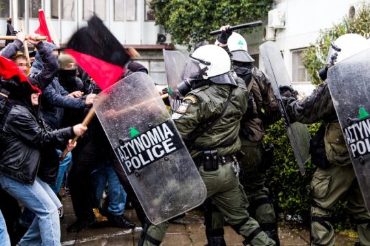 «Εμπόλεμη ζώνη» το ΑΠΘ – Ξύλο, χημικά και συλλήψεις φοιτητών