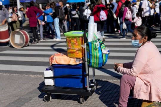 Στους δρόμους οι Αργεντίνοι εν μέσω σκληρού πληθωρισμού που «τους πνίγει σαν θηλιά»