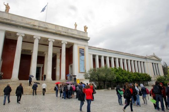 Ολοι μαζί κι ο Λοβέρδος χώρια