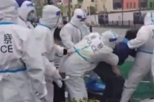 Σανγκάη: Συγκρούσεις αστυνομικών με κατοίκους που αρνούνται να φύγουν από τα σπίτια τους